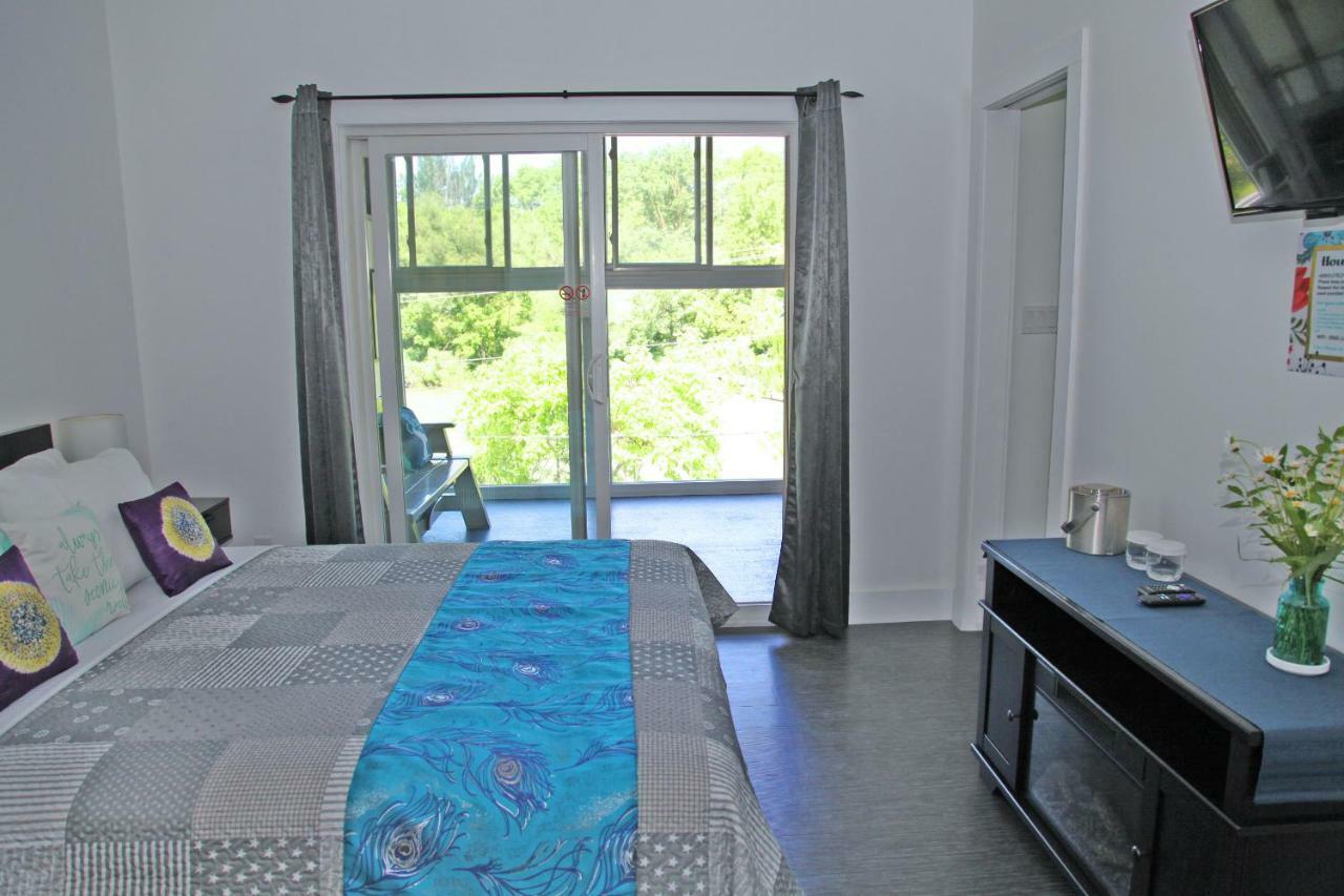 Lily'S House On The 12 Bed & Breakfast Saint Catharines Exterior photo
